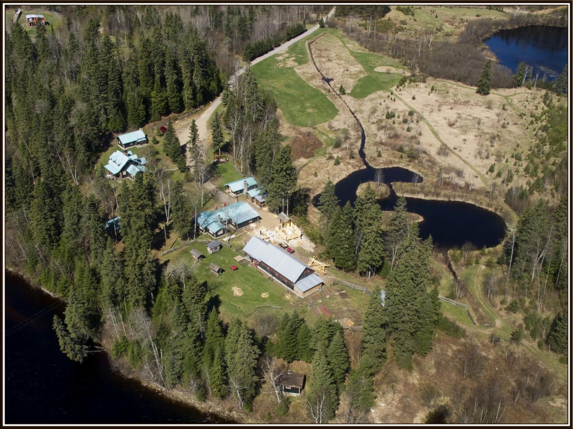Domaine Le Bostonnais - Le Village En Bois Rond La Tuque Exteriér fotografie
